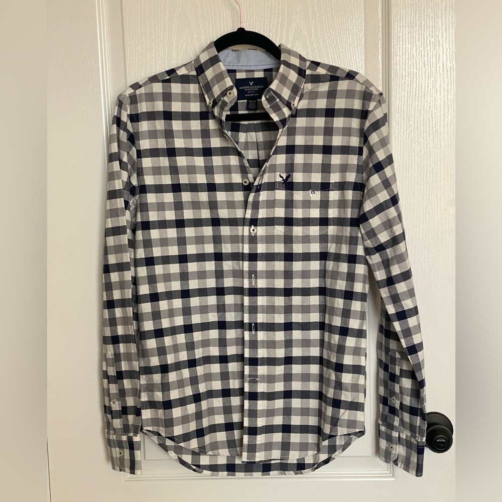 American Eagle// button down// checked navy & tan// men’s/ boys xs